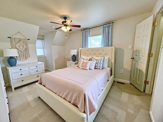 Building Photo - 2 Bedroom 2.5 Bathroom Townhome in Mechani...