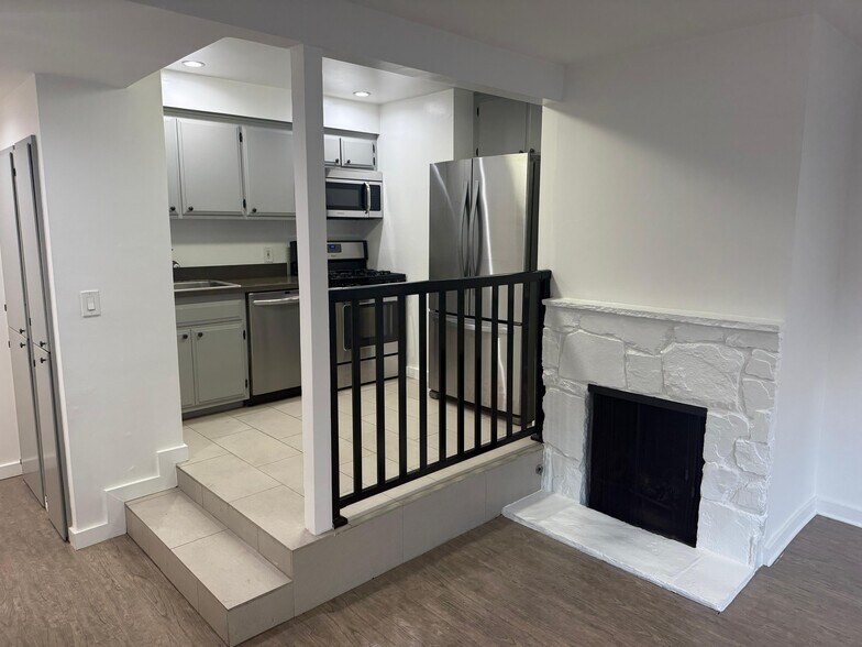 Building Photo - 9910 Robbins Dr