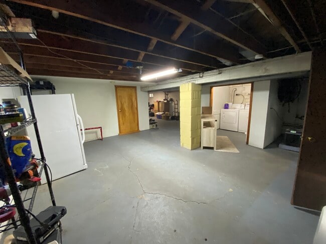 Building Photo - 721 Brook Dr