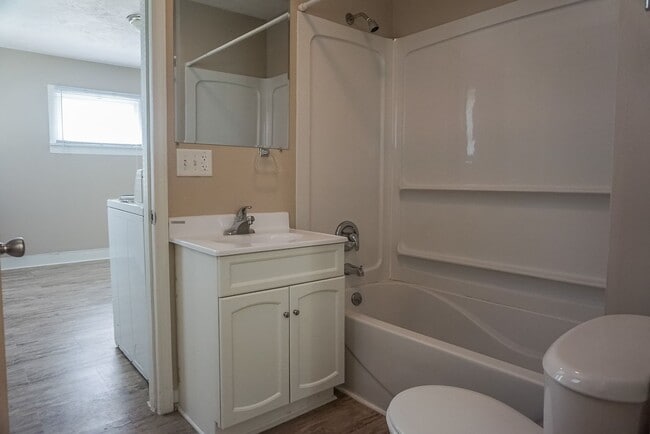 Building Photo - 5 Bedroom House Available!