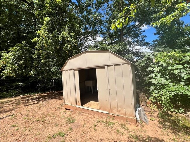 Building Photo - 3250 Northcliff Dr