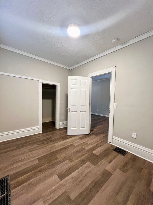 Building Photo - 5 Bedroom Home in Kalamazoo