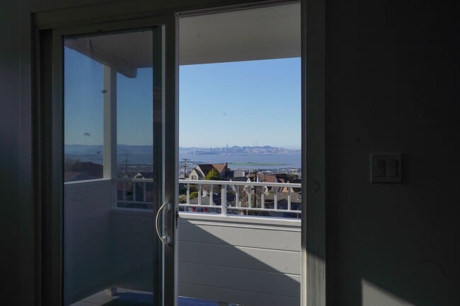 Building Photo - Kensington Beauty!