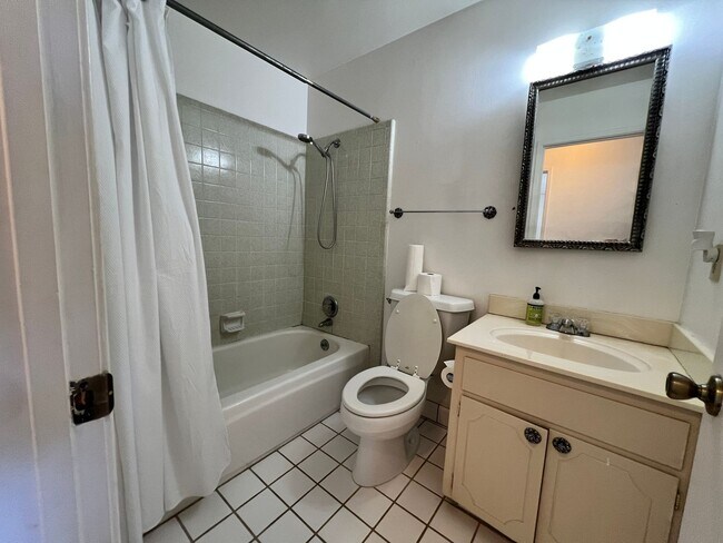 Building Photo - Spacious Home in Wonderful Davis Neighborhood!