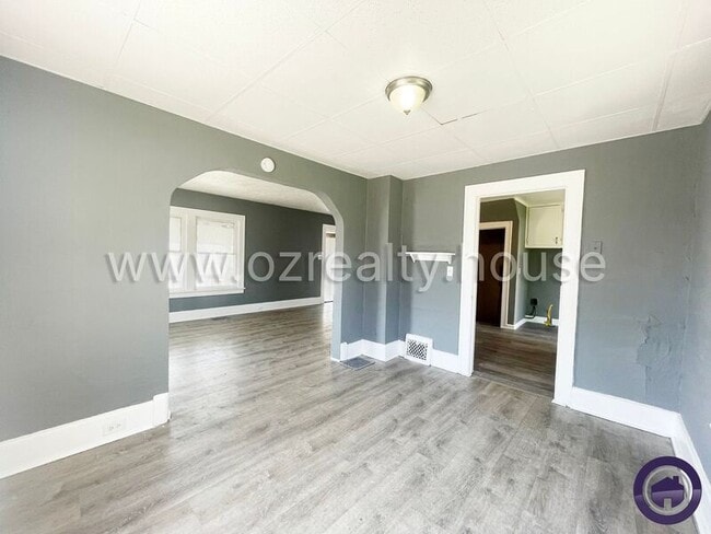 Building Photo - 1402 Prouty Ave