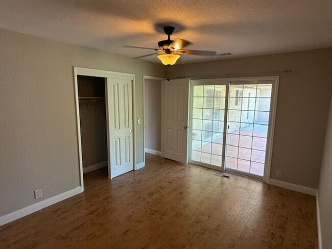 Building Photo - Massive 4-Bedroom home in Quiet Green Vall...