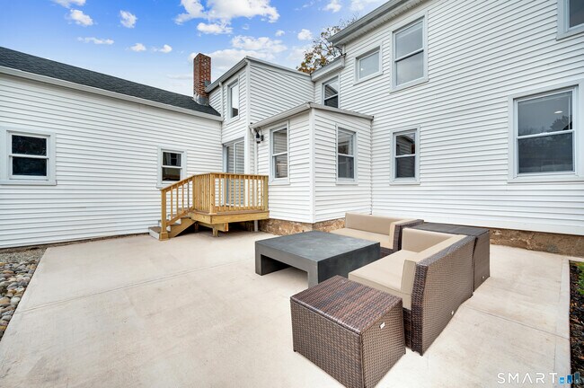 Building Photo - 736 Main St