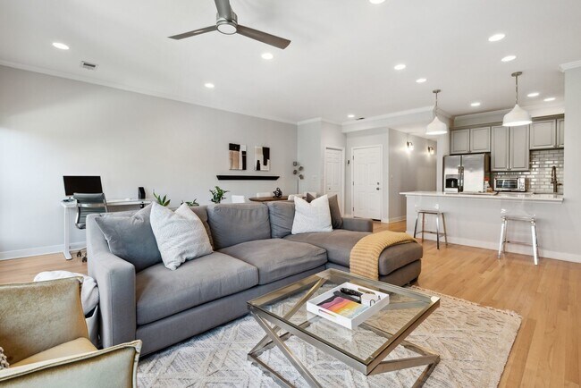 Building Photo - 821 W Superior St