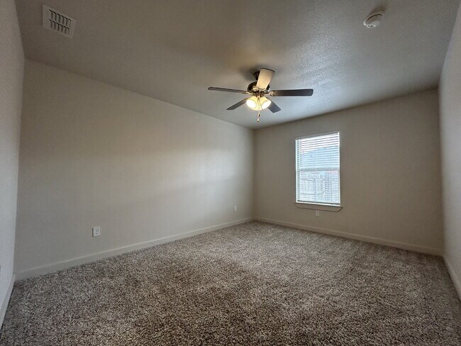 Building Photo - Beautiful Duplex Close to New Local Amenities