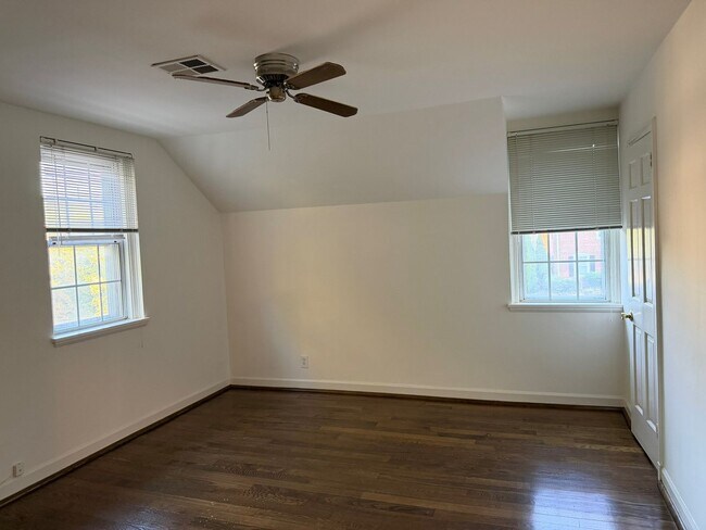 Building Photo - Beautiful 2 Bed 2 Bath Clarendon End-Unit ...
