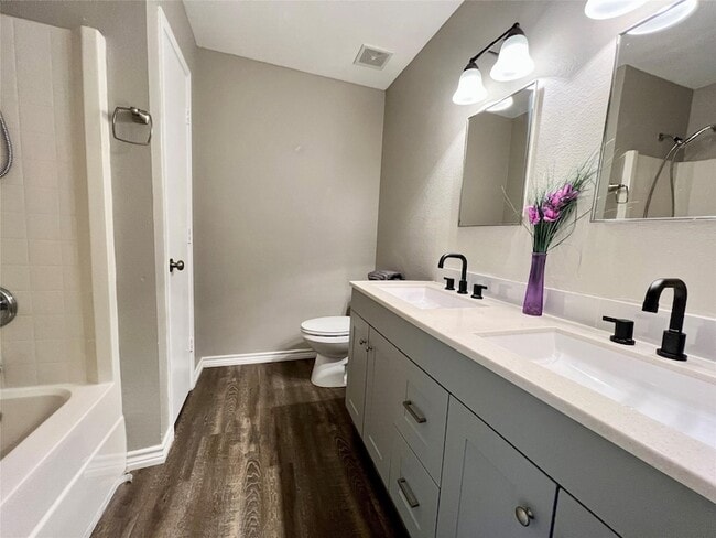 Building Photo - 2625 Lake Meadow Dr