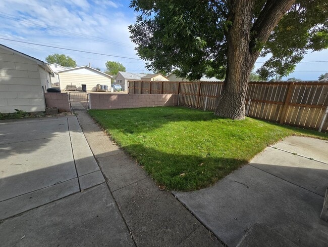 Building Photo - 4 bed, 1 bath House with 1 car garage