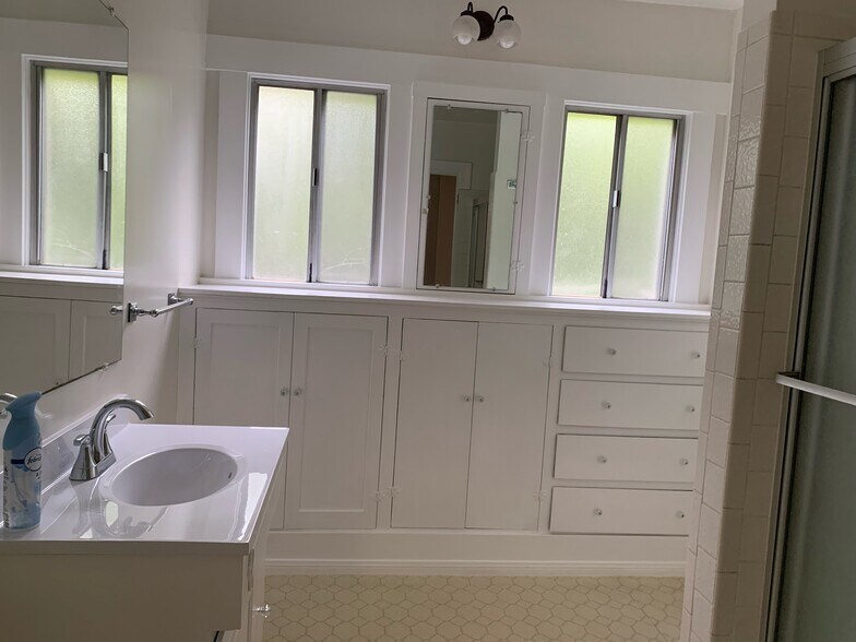 Bathroom - 1038 N Hudson Ave