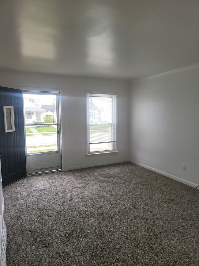 Building Photo - 3 bedroom Eastpointe $1250