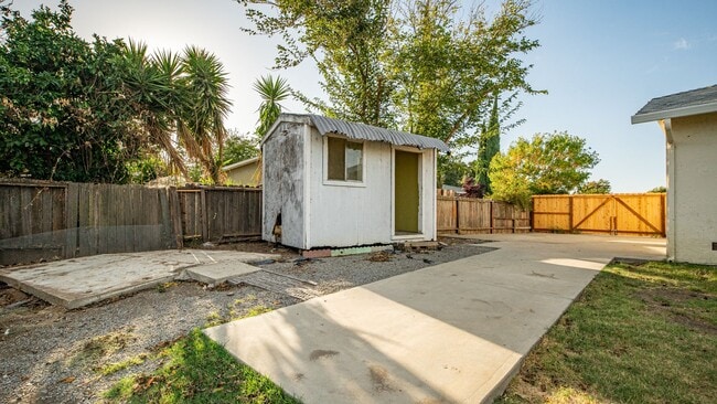 Building Photo - 4 Bedroom home with RV parking
