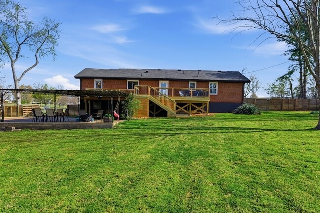 Building Photo - 2820 Donna Hill Dr