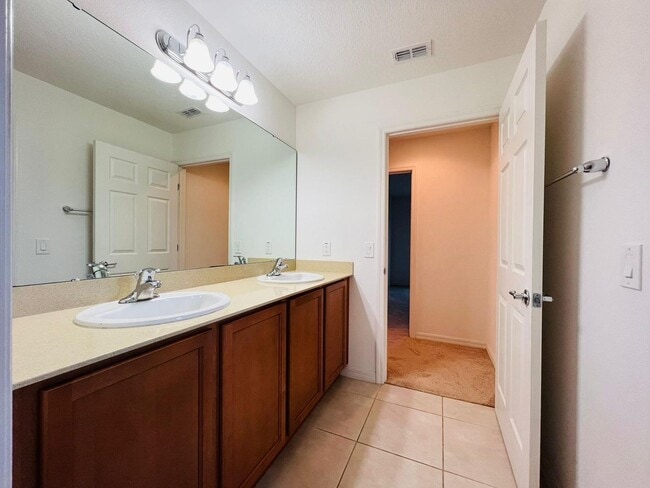 Building Photo - Luxury 5 Bedrooms 3 Bathrooms Single Family House For Rent