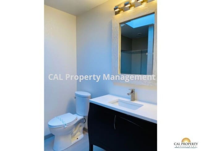 Building Photo - Stunning 2 Bed/2 Bath Condo Located in Mon...
