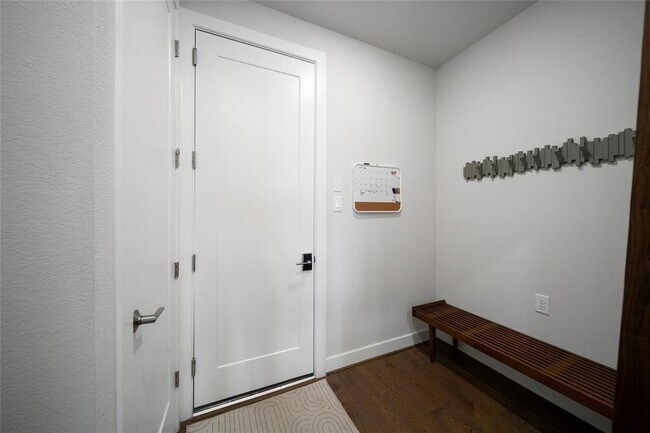 Building Photo - 1682 Sherwood Glen Dr