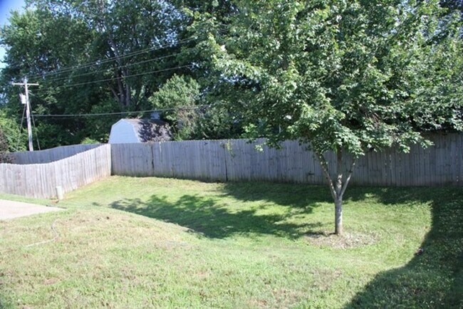 Building Photo - 633 Royce Dr