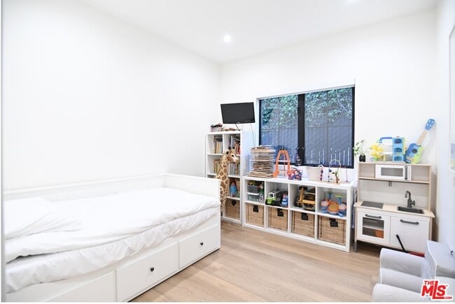 Building Photo - 1430 Stearns Dr