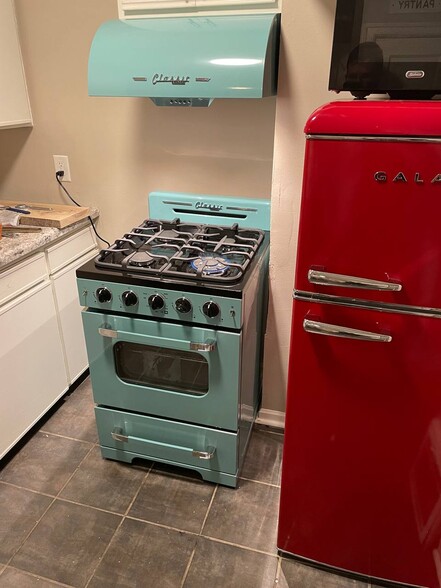 Gas range and vented hood - 4538 Colfax Ave N