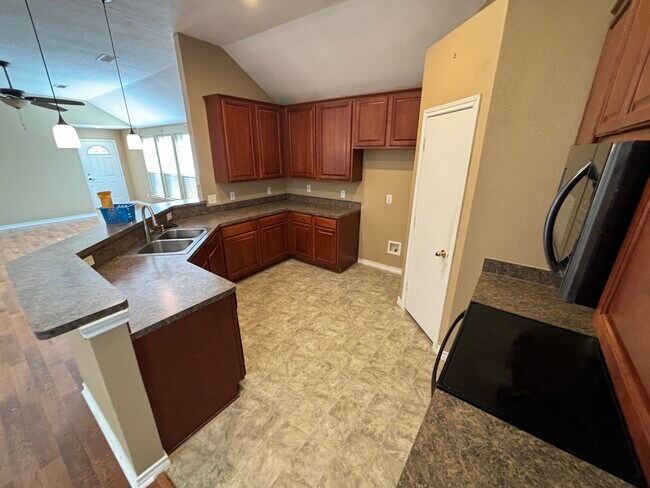 Building Photo - 3003 Lake Ridge Dr