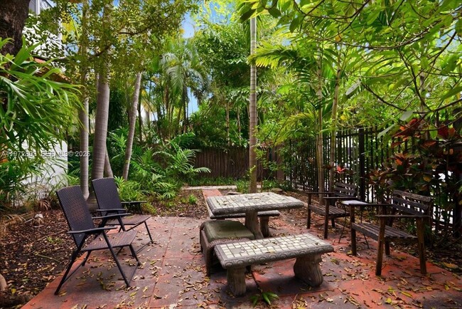 Building Photo - 736 12th St