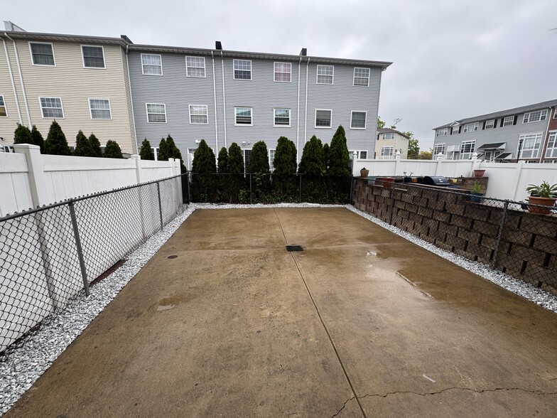 Building Photo - 143 Admiral Ln