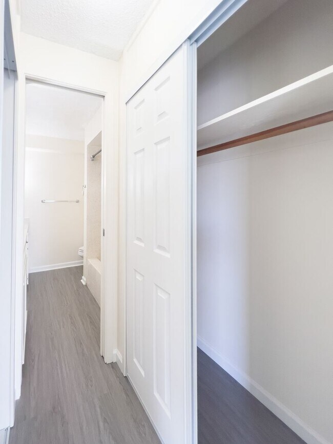 Building Photo - Fully Renovated 1 BR Unit at Kapiolani Manor