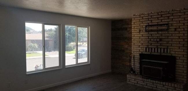 Building Photo - Spacious home