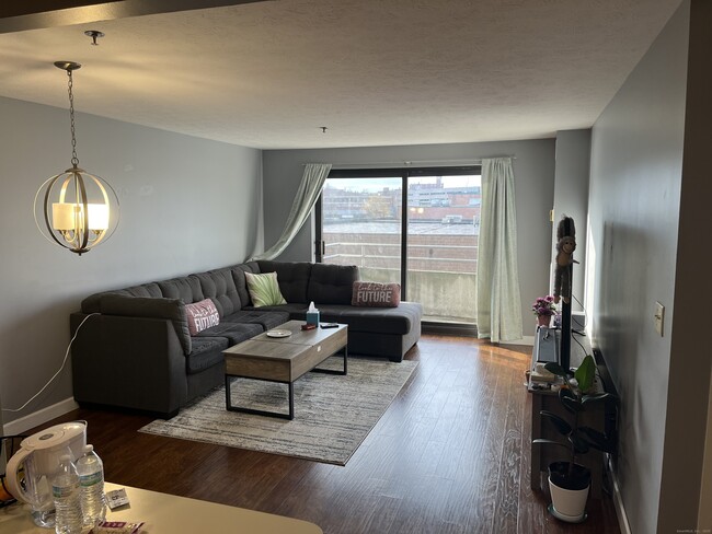 Building Photo - 111 deKoven Drive