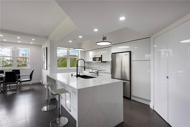 Building Photo - 19900 E Country Club Dr