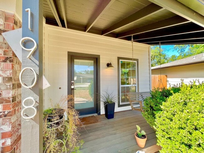 Building Photo - Coming Soon! 3 BR/2BA | Single Family Home | 1-Car Garage Parking | Gated backyard