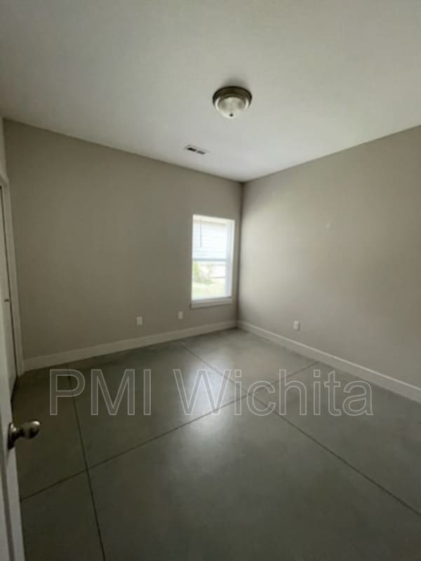 Building Photo - 8111 E 34th Ct S