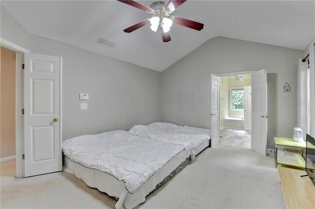 Building Photo - 2172 Woodbriar Dr