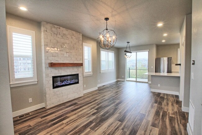 Building Photo - Newer 2 bed 2.5 bath Castle Rock townhome.