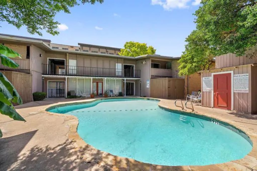 Building Photo - 2627 Douglas Ave