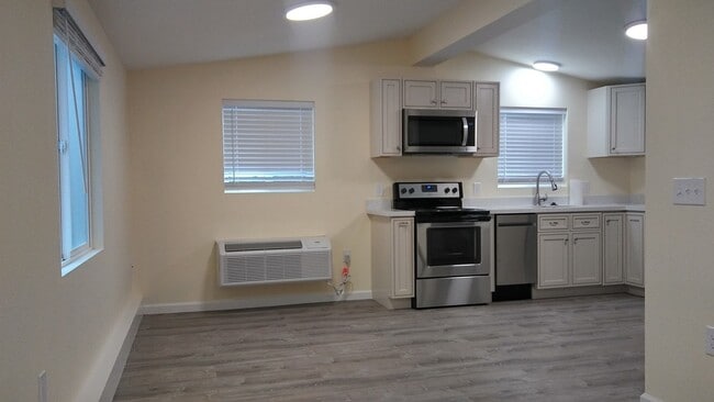Building Photo - Brand new in law/studio unit with private ...