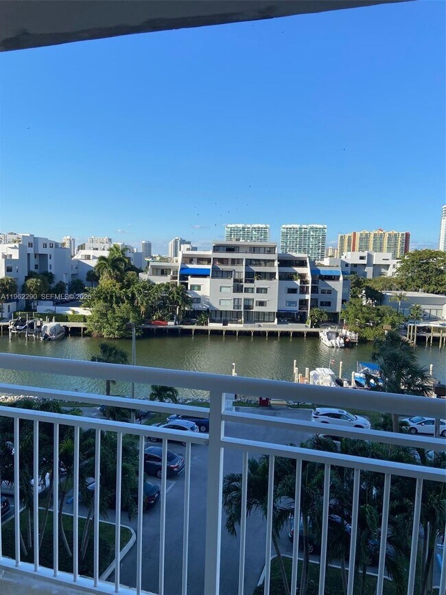 Building Photo - 400 Kings Point Dr