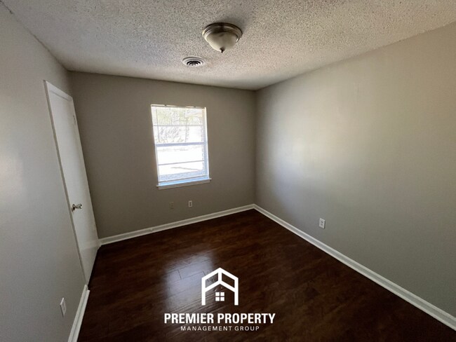 Building Photo - Charming 3BR Home in 38118 | Hardwood Floors & Spacious Fenced Backyard