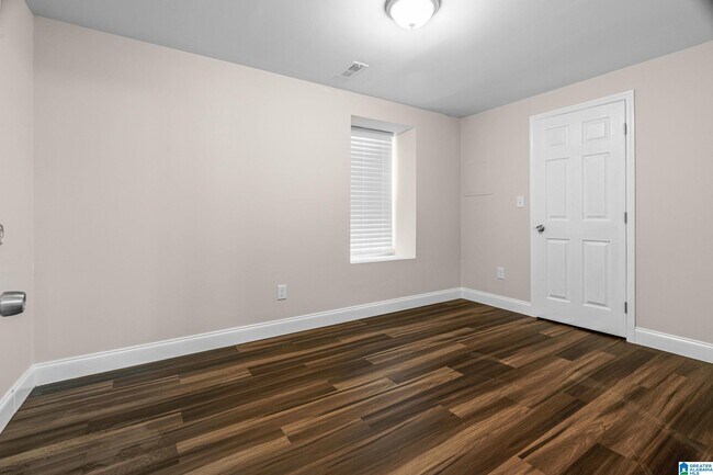 Building Photo - 528 10th Ct W