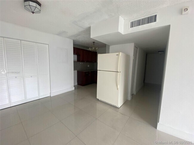 Building Photo - 210 Fontainebleau Blvd