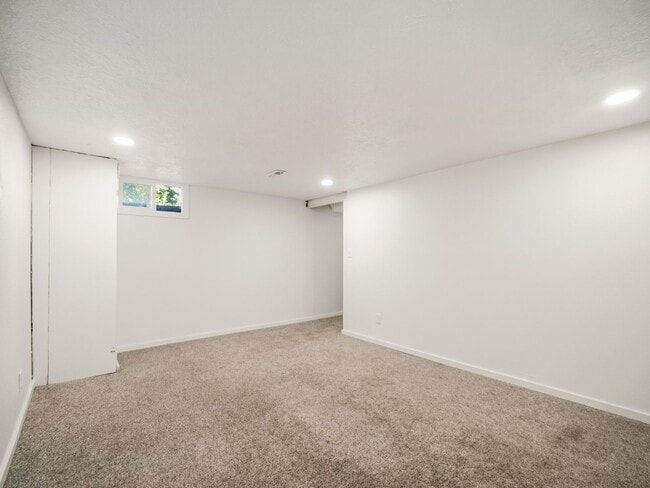 Building Photo - 6011 N Braeburn Dr