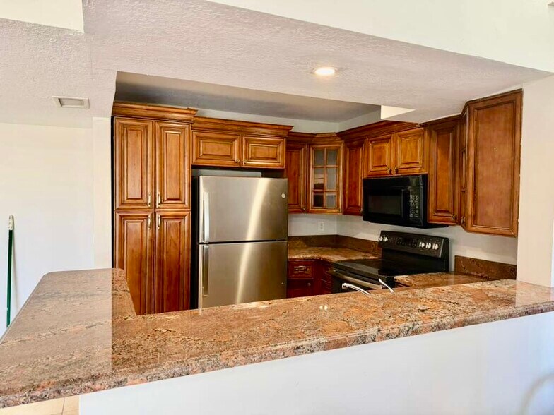 Building Photo - 169 Santa Clara Dr