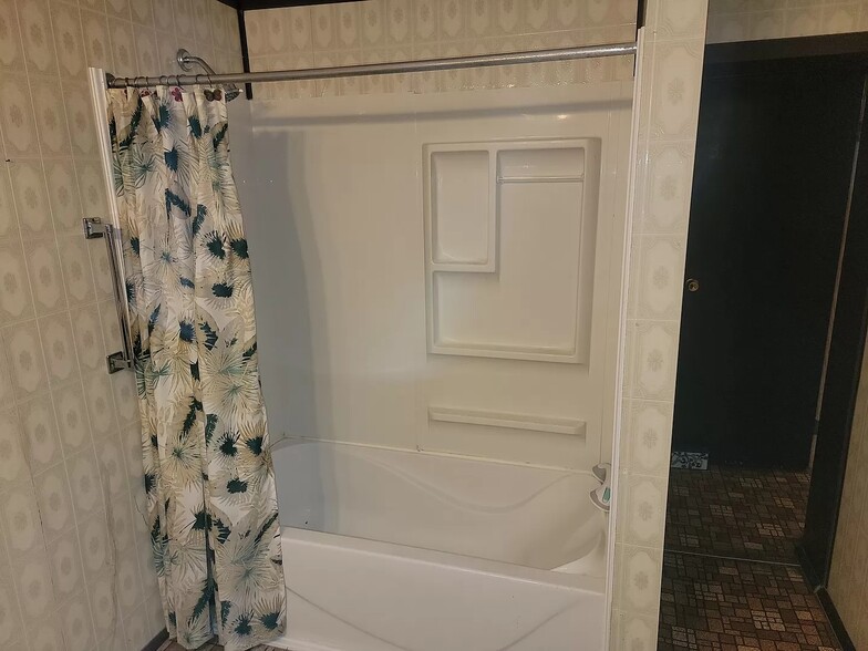 Tub/Shower - 606 Avenue A