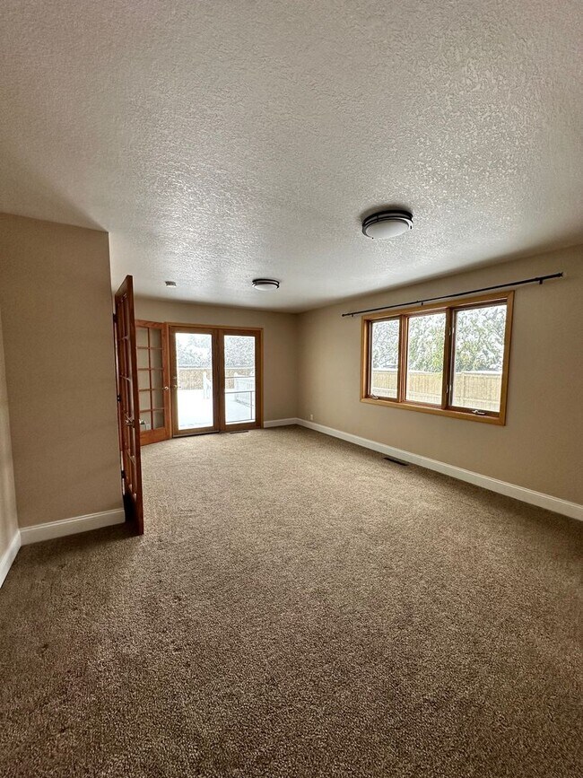 Building Photo - Lovely 3 Bedroom 2 Bath home in great location