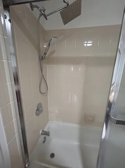 Shower - 3114 Burrwood Dr
