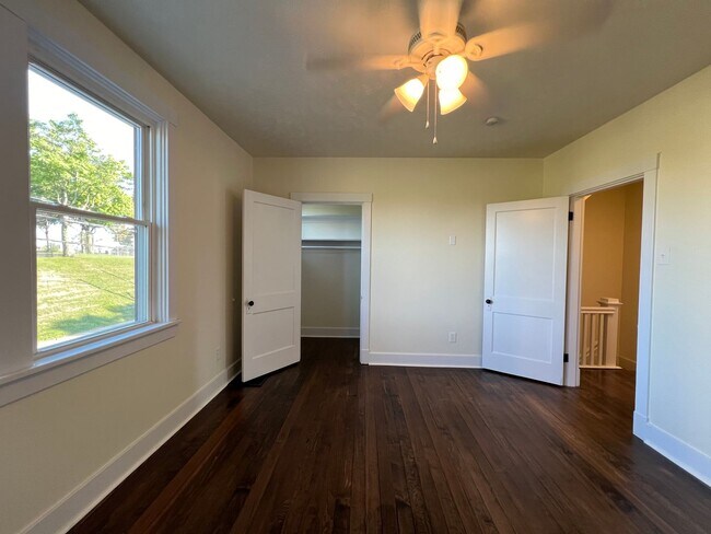 Building Photo - Now showing 2BR 1 Bath Townhouse!