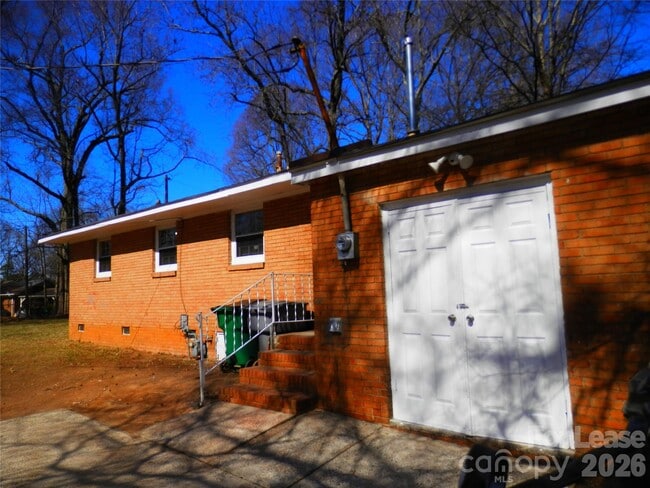 Building Photo - 815 Echo Glen Rd